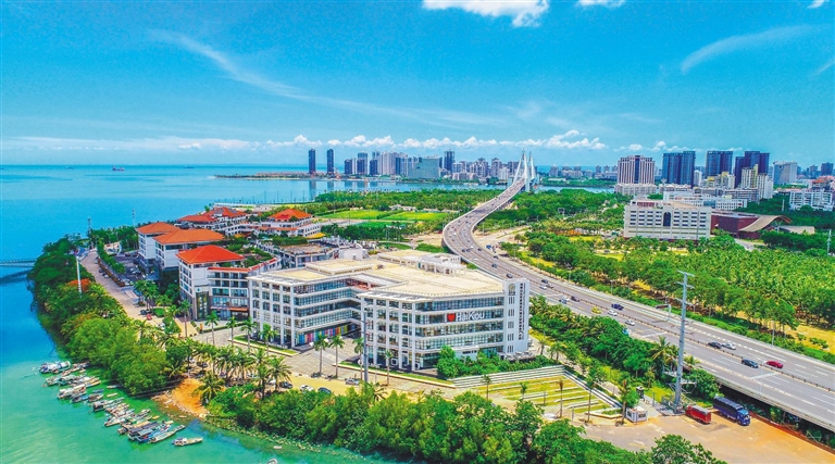 海南兩企業(yè)拿免稅牌照引發(fā)關(guān)注 專家建議：盡快實(shí)現(xiàn)與國際原產(chǎn)地品牌、品種、價格“三同步”