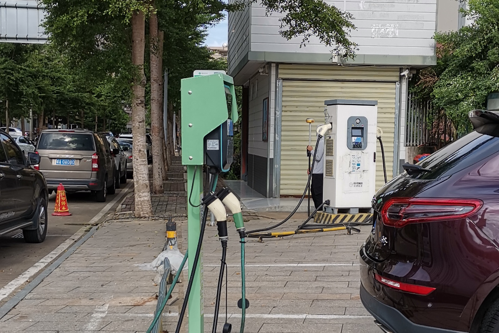 兩會(huì)深觀察 | 海南新能源汽車充電如何打穩(wěn)“樁基”？
