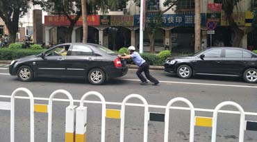 贊！?？谝凰緳C(jī)車輛出故障道路中間拋錨 交警幫推車