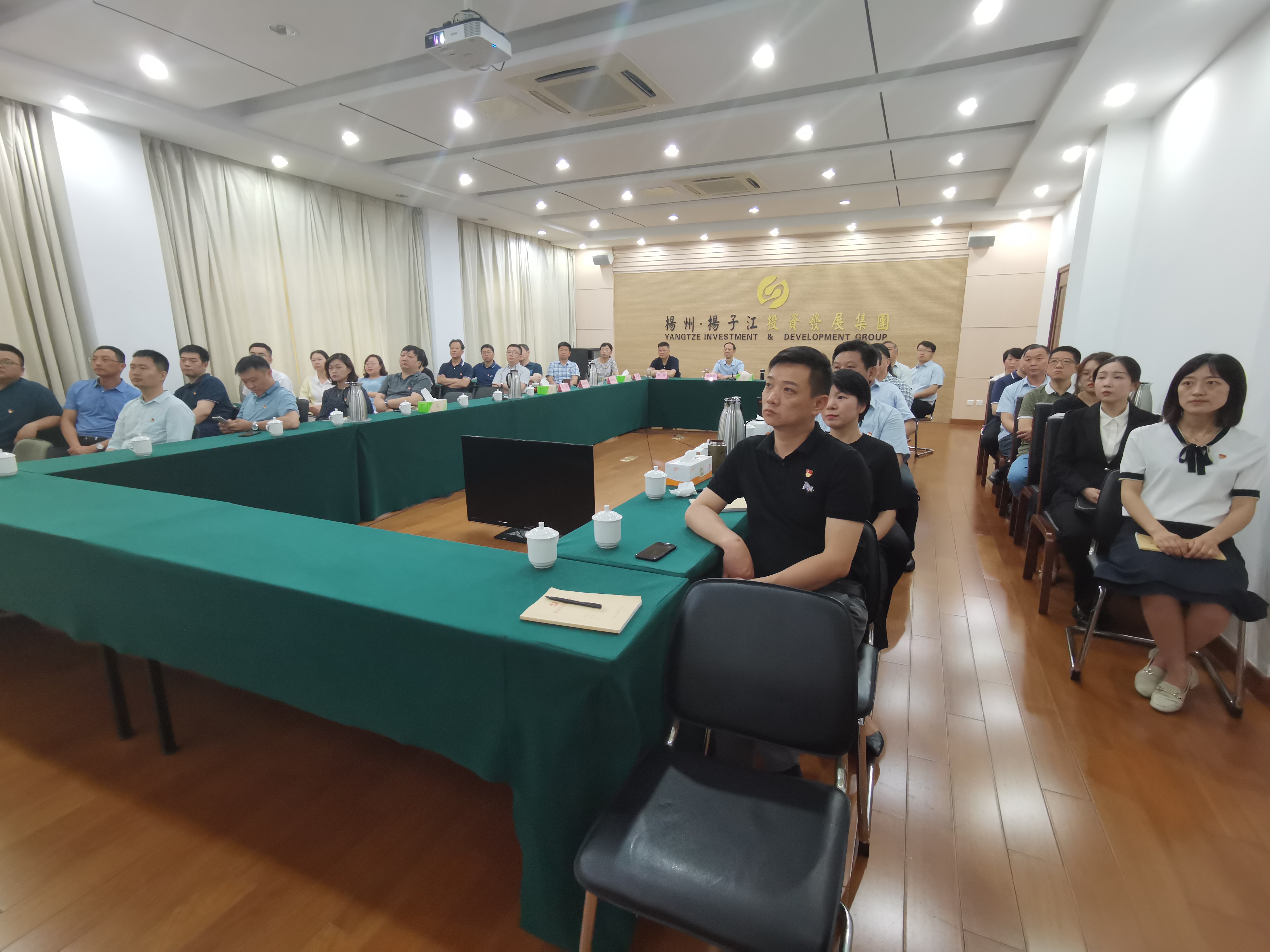 揚子江集團黨委理論中心組、全體中層干部、直屬支部全體黨員收看慶祝共產(chǎn)黨成立100周年大會.jpg