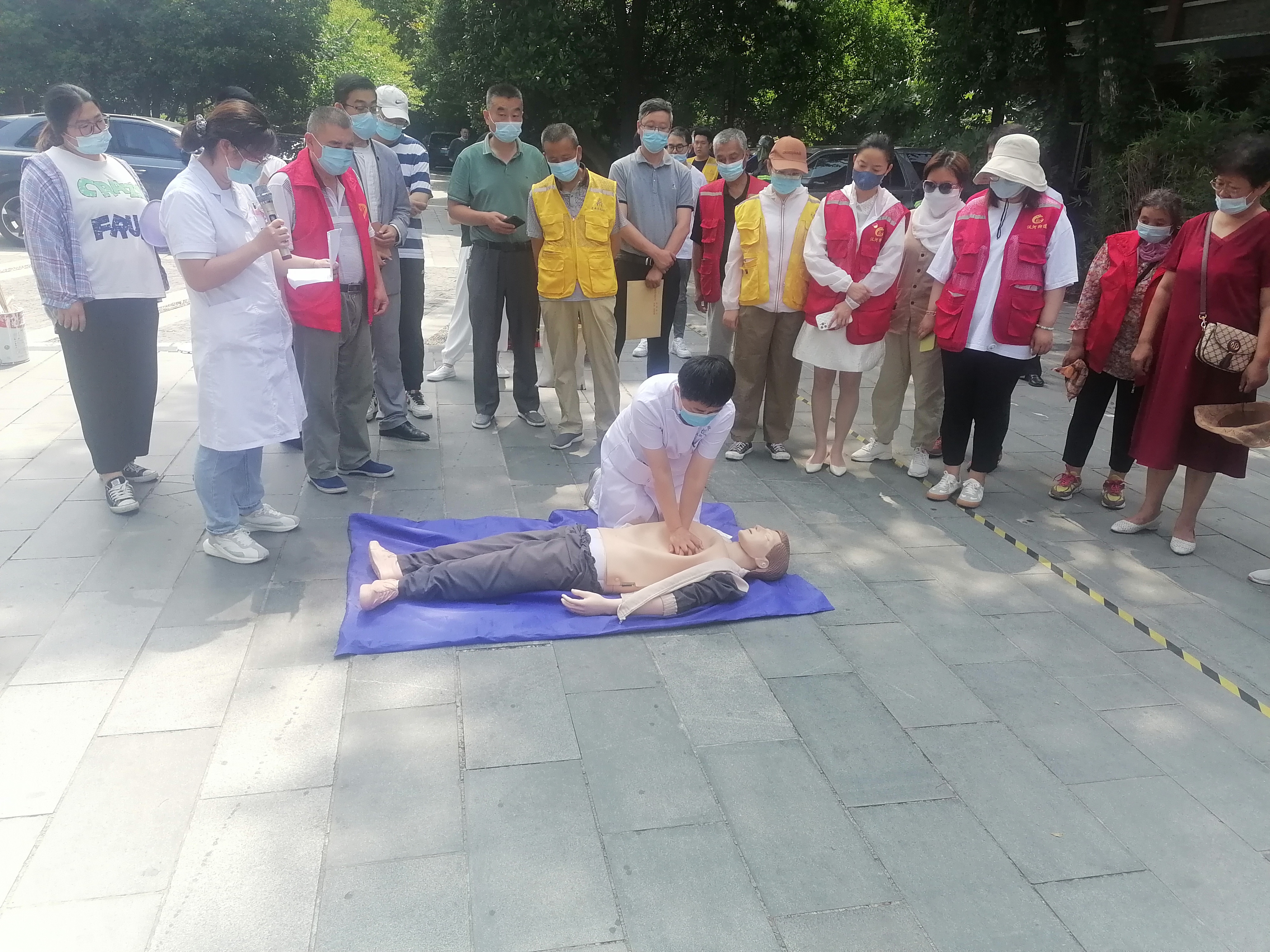 萃園城市酒店遵守安全生產(chǎn)法、當好第一責任人專題宣講及消防演練5.jpg